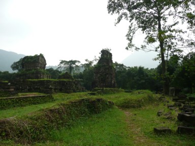 ミーソン遺跡の赤茶色の祠堂が密林に佇む神秘的な風景