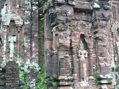 レンガで造られた繊細な形の遺跡と残るヒンドゥーの神様の像