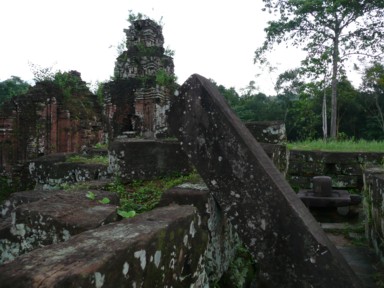 柱は斜めに横たわり美しく崩れたミーソン遺跡の姿