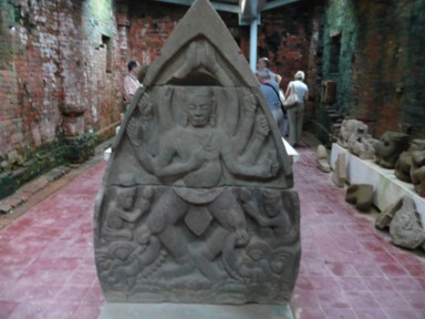 腕をたくさん持つ神様が描かれたミーソンの遺物