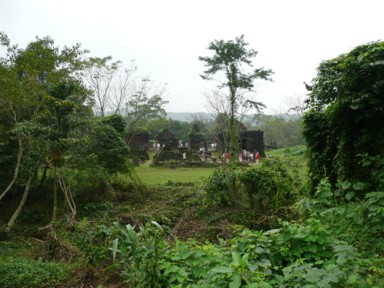緑に覆われかけているミーソンの遺跡群