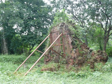 壁だけが残った遺跡をつっかえ棒で崩れないように支える