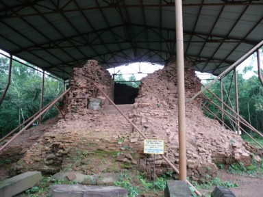 屋根を付けて少しでも保存させるミーソン遺跡の風景
