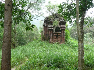 崩れた部分は土にかえり残された部分も植物に覆われる遺跡