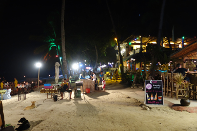 パングラオ島の夜のライトで照らされたビーチとビーチ沿いに続くレストランの光景