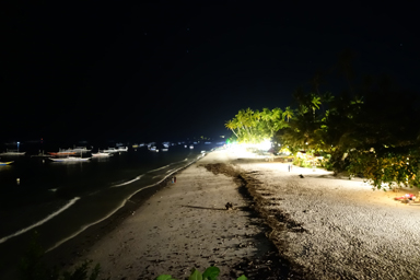 パングラオ島の波音を聞きながら星空を眺める夜の光景