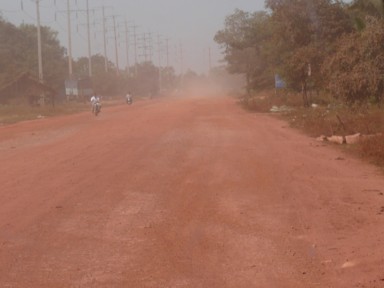 国境からアンコールワットへ続く悪路の風景