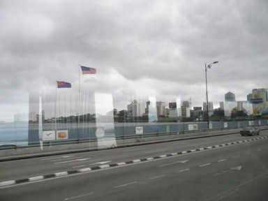 シンガポールとマレーシアの国境の橋の真ん中の両国の旗