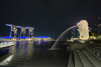 夜のライトアップされたマーライオンとマリーナベイ・サンズ