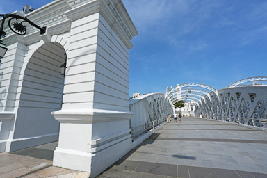 歴史がある古い白い橋