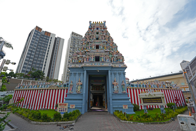 色彩豊かなヒンドゥー寺院のスリ・スリニバサ・ペルマル寺院