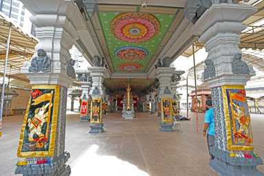 色鮮やかな天井画が描かれたヒンドゥー寺院