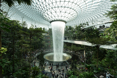 空港の天井から流れ落ちる壮大な滝の景色