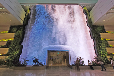 巨大な滝の映像が流れるワンダーフォール