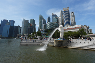 マーライオン像と後ろのビル群