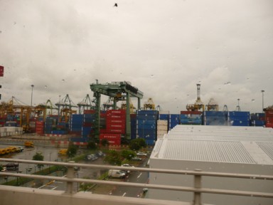 船で運んできたコンテナを積み上げている場所