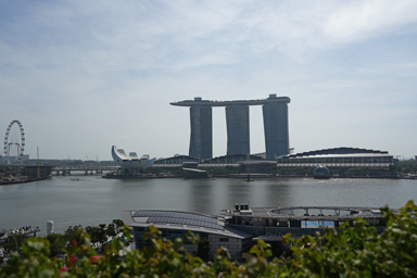 昼のマリーナベイ・サンズの船がのったホテルの景色