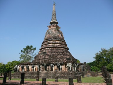 たくさんの象が土台を支える仏塔