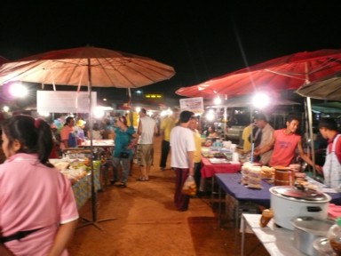 ローカル度100％のナイトマーケット
