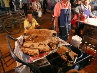 巨大はちみつに誇らしげな店主
