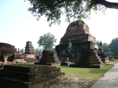 崩れかけのレンガ遺跡と仏像