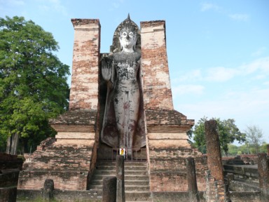 スコータイ遺跡の仏像と寺院跡が並ぶ荘厳な景観