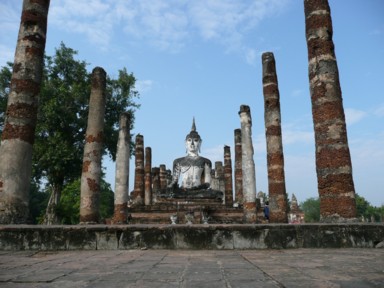 スコータイのワットマハタートの白い仏像とレンガの柱