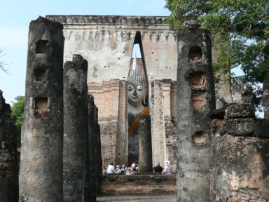 巨大な建物からちらっと顔を出す巨大な大仏