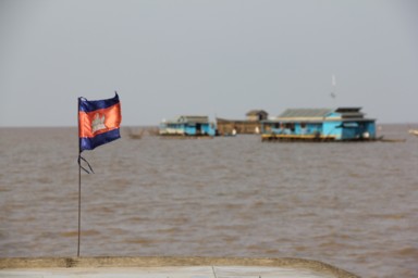 トンレサップ湖の水平線が広がる巨大な湖と水上の家とカンボジア国旗