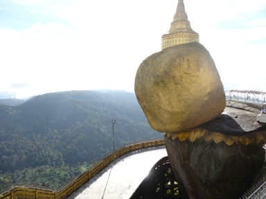 落ちそうで落ちない不思議なバランスの金色の岩