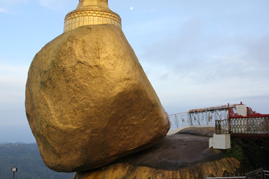 ブッダの髪の毛で支えられていると伝わる金色の岩