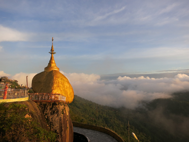 金色の岩は夕日をあびて輝きだす