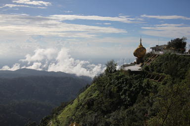 ミャンマー随一の聖地チャイティーヨーの金色の岩を目指す巡礼者たち