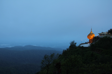 早朝のゴールデンロックはまだオレンジ色にライトアップ