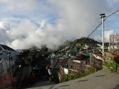 山を登る参道の周りには斜面に沿って家々が並ぶ
