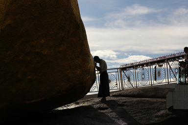 祈り慣れた姿が美しい参拝者の横顔