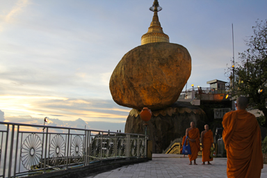 僧たちもゴールデンロックの前で記念撮影