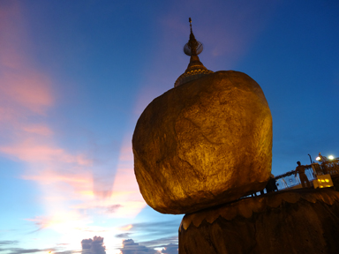 ゴールデンロックが夕日に輝く祈りの聖地