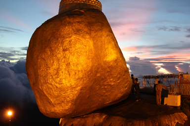 日が沈んだ後もまだ金色の輝きを残すゴールデンロック