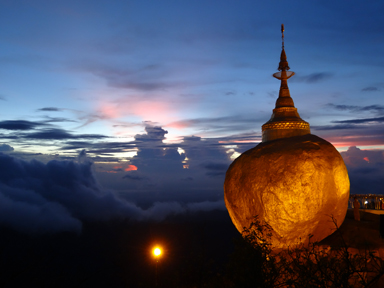 オレンジが残り少なくなった空とオレンジに染まるゴールデンロック