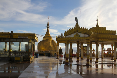 ゴールデンロックの周りはタイルがきれいに張られた祈りの場