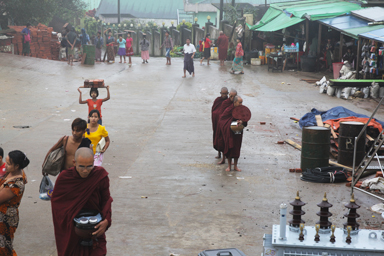 朝の托鉢の時間