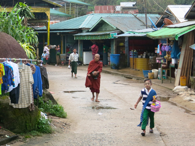 子供も僧も朝の活動を始める時間
