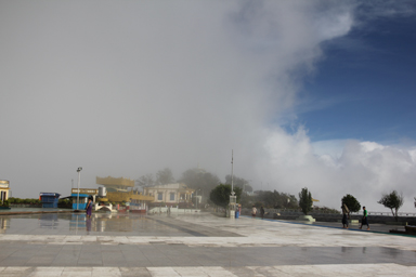 山頂は晴れでも突然ダイナミックな雲が現れる