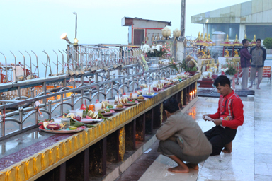 祈りのお供え物が並ぶ場所