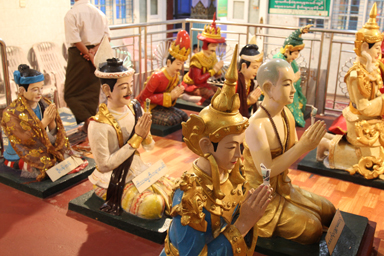 ずらっと座った仏像にはお札が挟まれている