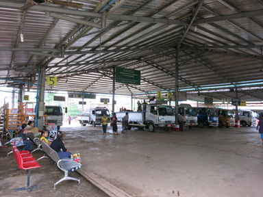 山頂へ向かう唯一の交通手段である乗り合いトラック出発地