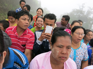 くねくねの坂道を勢いよく登り下りするスリル満点のトラックの荷台