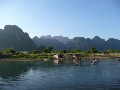 バンビエンの個性的な山と川で遊ぶ人々