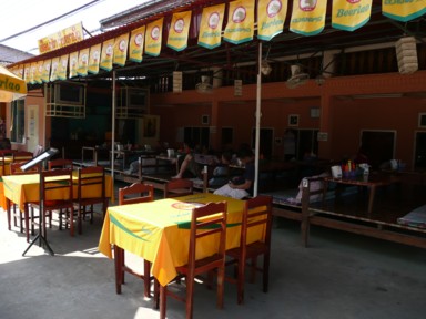 レストランで寝転びながら映画を観る旅人